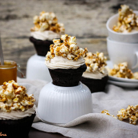 Espresso-Cupcakes mit knusprigem Karamell-Popcorn