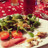 Salat mit karamellisierten Walnüssen und Seranoschinken