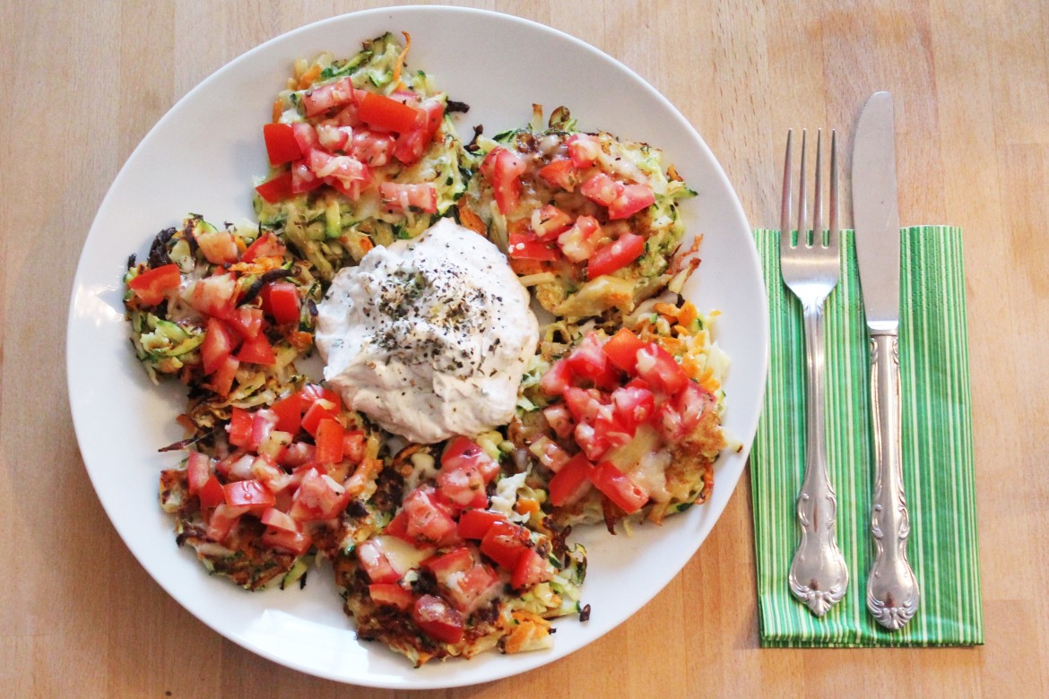 Zucchini-Kartoffel-Rösti mit Tomaten Käse und Quark - www.candbwithandrea.com - Rezept