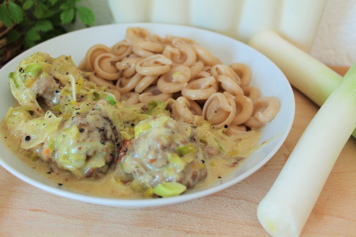 Hackfleischbällchen mit Lauchkäsesoße - www.candbwithandrea.com - Rezept