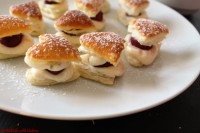 Blätterteigherzen mit Kirschen und Vanillecremefüllung