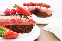 Schokomousse-Schichttorte Erdbeeren Himbeeren - www.candbwithandrea.com - Rezept