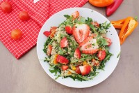 Quinoasalat mit Erdbeeren