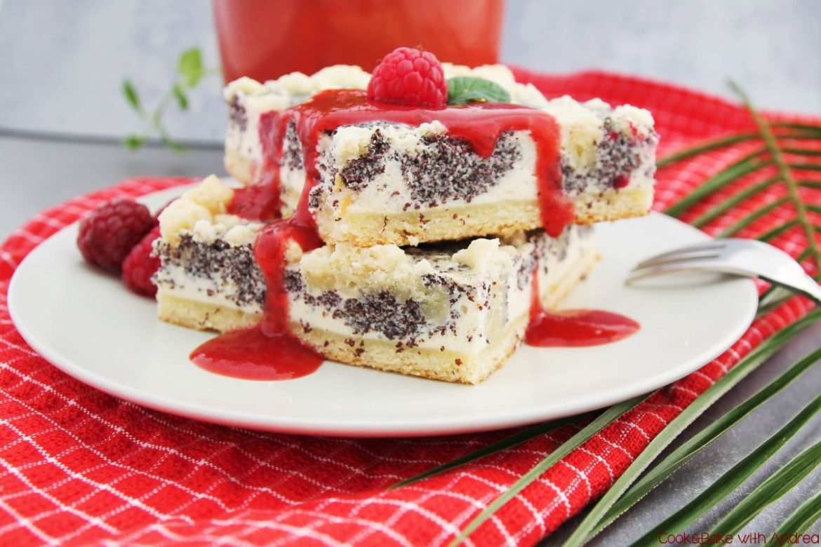 Blechkuchen ist einfach, lecker und der Hit bei jedem Geburtstag oder Party! Ich habe eine Variante mit Quark-Mohn-Füllung mit Himbeeren und Streuseln gebacken.