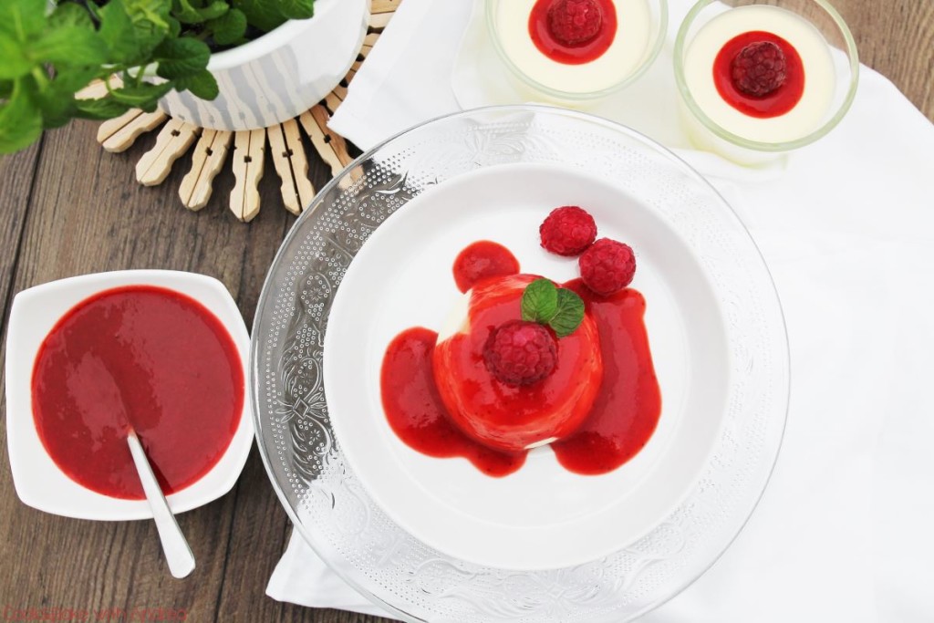 Panna Cotta mit Kokos, Beeren und Rhabarber - C&amp;B with Andrea