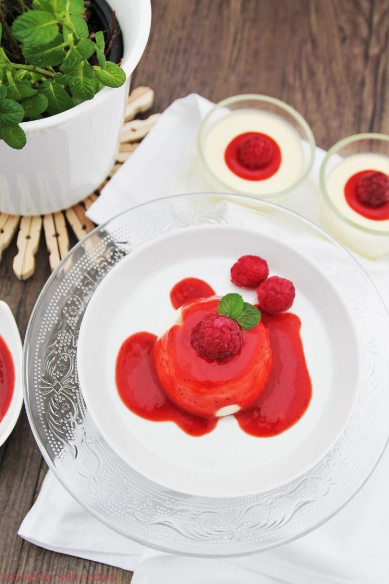 Panna Cotta mit Kokos, Beeren und Rhabarber - C&amp;B with Andrea