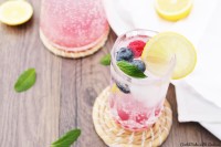 Selbstgemachte Beerenlimonade