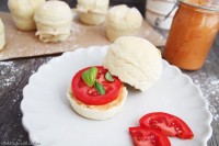 Brötchenmuffins mit veganem Aufstrich