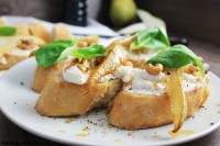 Bruschetta mit Ziegenkäse, Walnüssen und Birnen