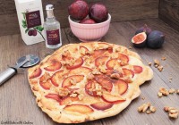 Flammkuchen mit Pflaumen, Walnüssen und Honig