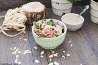 Herbstsalat mit Mandeln und karamellisierten Zwiebeln