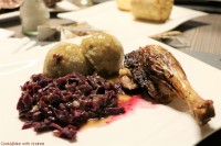 Ente mit Rotkohl und Klößen