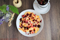 Klassischer Kaiserschmarrn mit frischem Obst