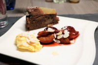 Mandelmousse mit Rotweinpflaumen und Gewürzkuchen