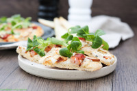 Pizza mit Ziegenkäse, Birnen und Speck