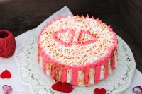 Valentinstagstorte mit Kirschen und Baiser