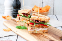 Klassisches Club Sandwich mit Chips