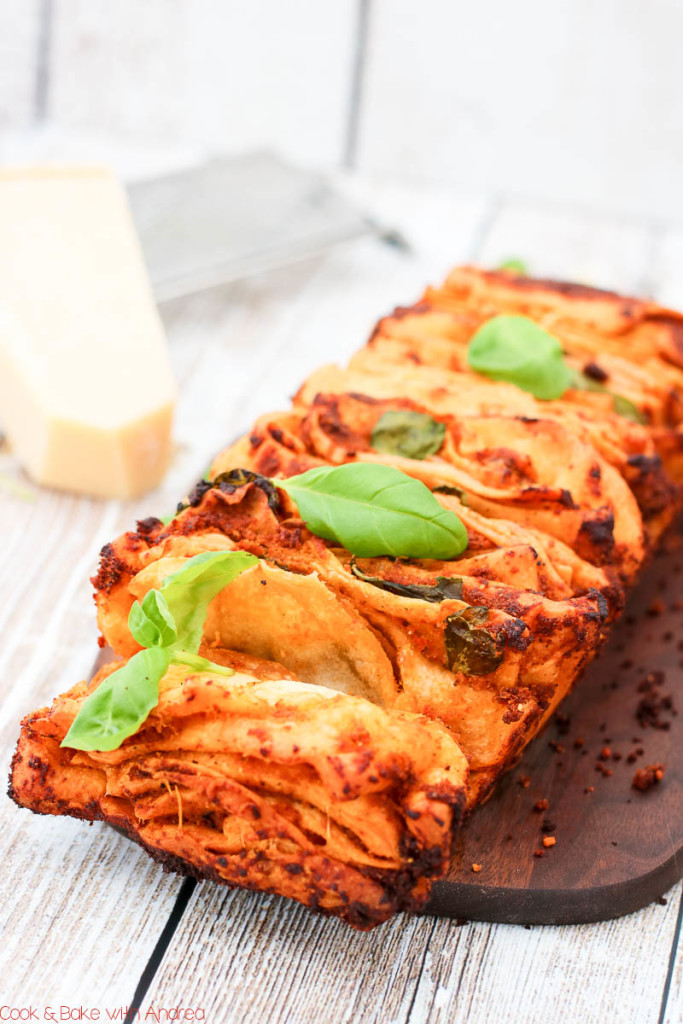 Zupfbrot mit selbstgemachtem roten Pesto - C&amp;B with Andrea