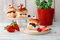 Blätterteigschnitten mit Beeren und Sahne