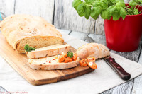 Ciabatta mit getrockneten Tomaten und Tomatenbutter