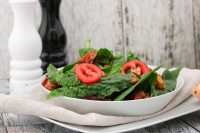 Spinatsalat mit gebratenen Kartoffelwürfeln