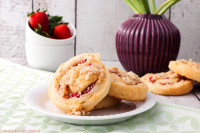 Erdbeer-Rhabarberschnecken mit Streusel