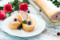 Heidelbeer-Biskuitrolle mit Rose und Vanille