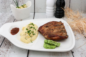 Im Sommer gibt es doch nichts Besseres als ein gemütlicher Grillabend! Ich habe mich an einem typisch bayerischen Gericht versucht: Schweinerippchen mit Erdäpfelkäse. Ein Muss beim nächsten Grillfest! Das Rezept gibt es auf dem Blog von Cook and Bake with Andrea.