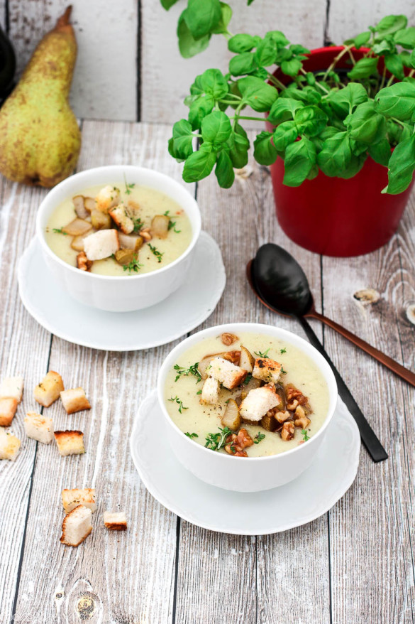 Blumenkohlsuppe mit Birne und Walnüssen - C&amp;B with Andrea