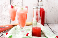 Rhabarber-Sirup und Rhabarber-Eistee selber machen