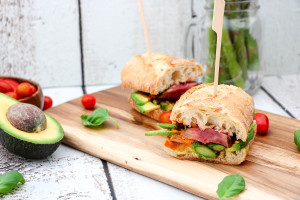 Steaksandwich mit Spargel und Avocado