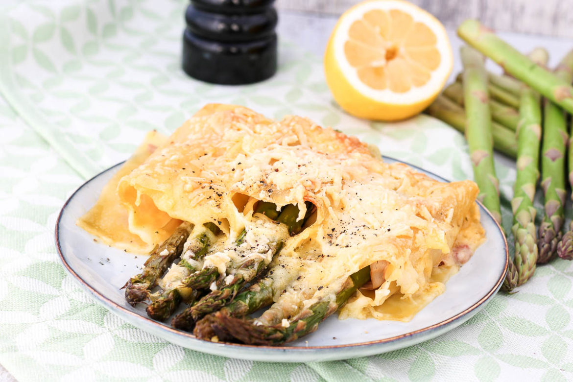 Der Frühling zeigt sich inzwischen von seiner schönsten Seite und mit ihm kommt die Spargelsaison. Deswegen gibt es auf Cook and Bake with Andrea unter anderem dieses leckere Rezept für grünen Spargel im Lasagneblatt. Das Gericht wird mit Sauce Hollondaise verfeinert und mit Käse überbacken.