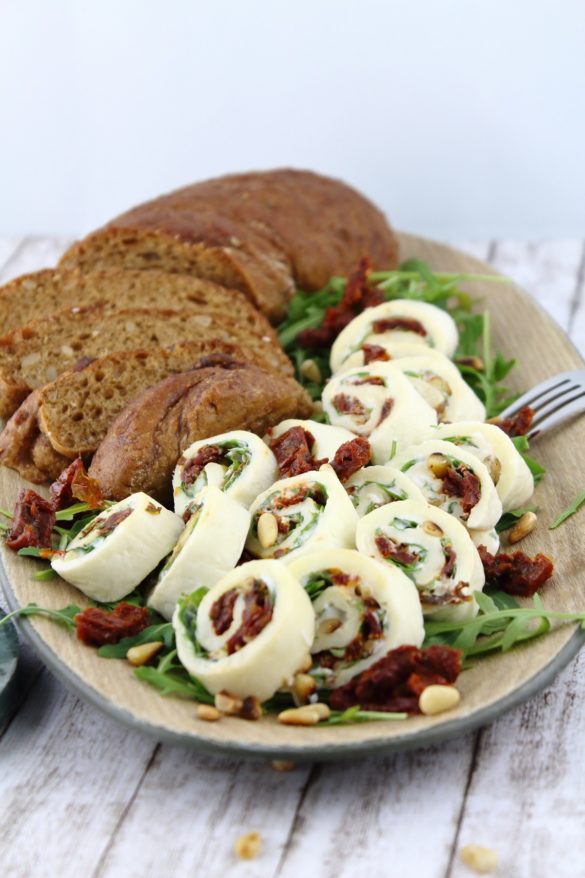 Mini-Mozzarella-Röllchen mit Rucola und getrockneten Tomaten - C&amp;B with ...