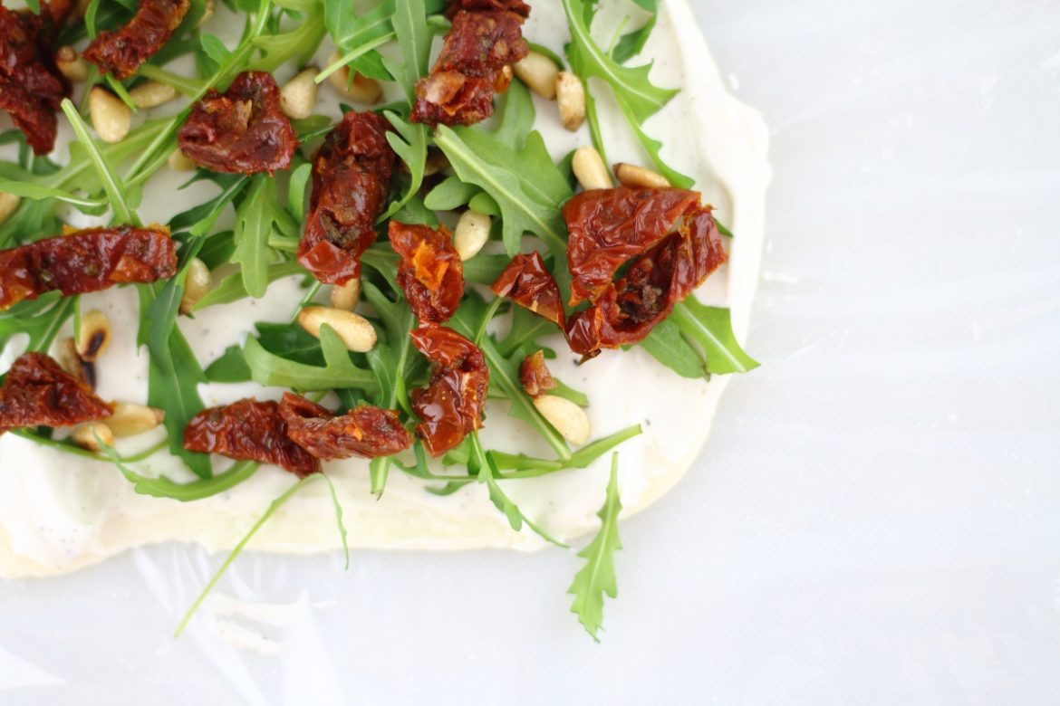 Mini-Mozzarella-Röllchen mit Rucola und getrockneten Tomaten - C&amp;B with ...