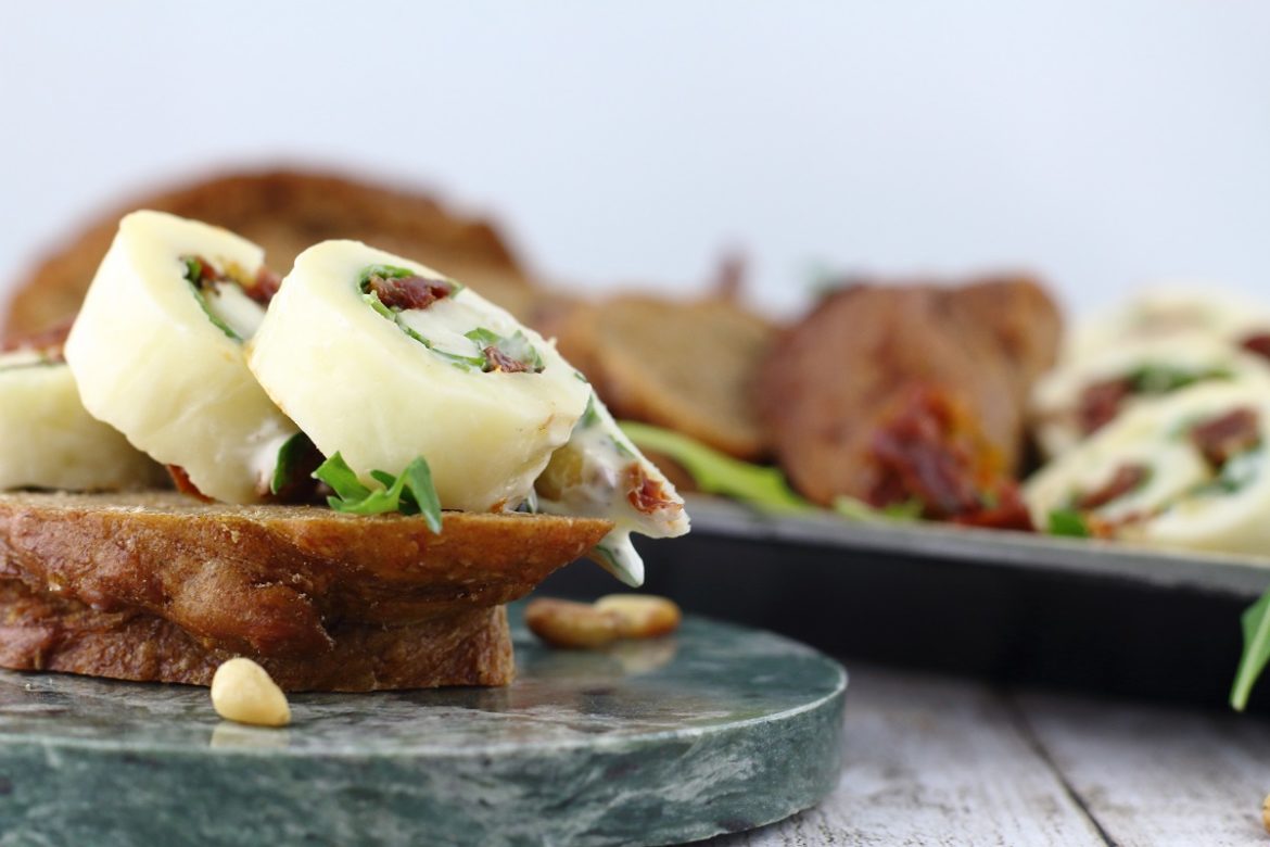 Mini-Mozzarella-Röllchen mit Rucola und getrockneten Tomaten - C&amp;B with ...