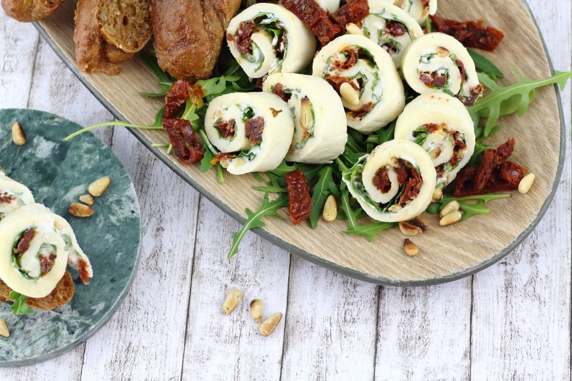 Mini-Mozzarella-Röllchen mit Rucola und getrockneten Tomaten 5 Die liebe Maria von Mary Loves ist bei mir zu Gast und hat ein tolles sommerliches Rezept mitgebracht! So habt ihr Tomate und Mozzarella sicher noch nie zusammen gegessen.