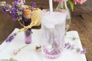 Im Sommer blüht alles auf wie zum Beispiel Lavendel oder Holunder. Ich habe das mega leichte Rezept für leckeren Lavendel- bzw. Holunderblütensirup für euch, mit dem ihr nicht nur Desserts und Cocktails wie z.B. Hugo selber machen und aufpimpen könnt. Das Rezept gibt´s auf Cook&Bake with Andrea.
