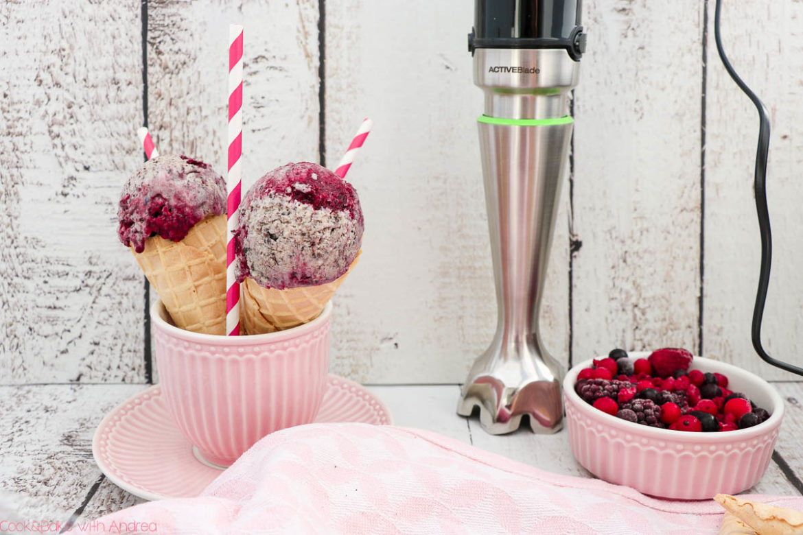 Bei heißen Sommertagen geht doch nichts über ein leckeres Eis, vor allem wenn es so schnell und einfach selbst gemacht ist. Mein Cookies und Cream Eis ist perfekt für jung und alt, entweder mit oder ohne Alkohol ein Hit! Super cremig, ganz ohne Eismaschine. Das Rezept gibt´s bei Cook and Bake with Andrea.