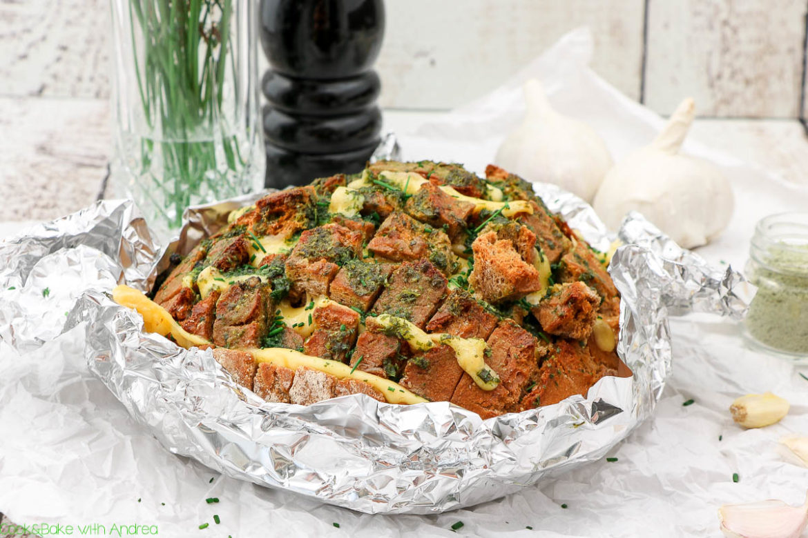 Beim Grillen im Sommer ist für mich nicht nur das Fleisch wichtig, sondern auch die Beilagen. Deswegen habe ich die perfekte Grillbeilage für euch: Kräuter-Zupfbrot (oder auch Pull-Apart-Bread) mit Käse. Egal ob auf dem Grill oder im Ofen, ein wahrer Genuss.