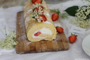 Die liebe Irena von FlotteLotte hat mir passend zum Sommer ein leckeres Rezept für eine Biskuitrolle mit Holunderblütensirup und Erdbeeren mitgebracht, einfach perfekt für den Sommer!