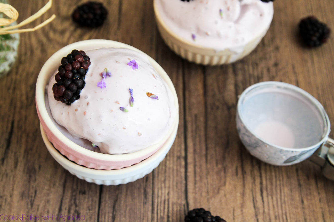 Im Sommer muss unbedingt selbstgemachtes Eis her. Ich habe mich für eine spannende Kombination aus Lavendel, Ziegenfrischkäse und Brombeeren versucht und das ganz ohne Eismaschine! Das mega einfache Rezept findet ihr bei Cook&Bake with Andrea.