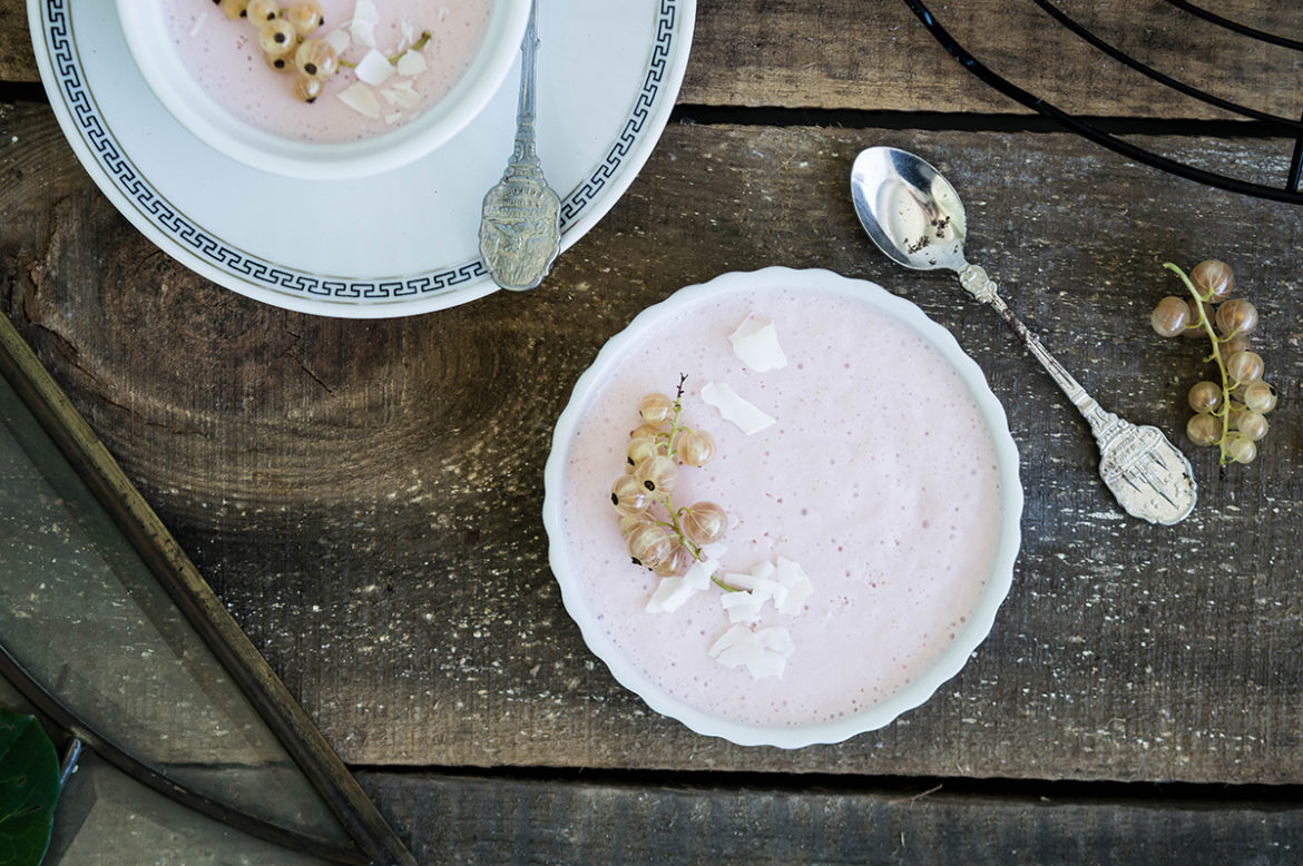 Die liebe Verena von About Verena hat heute ein tolles Rezept für eine rote Johannisbeer Panna Cotta mitgebracht. Total lecker, saisonal und das Rezept ist wirklich super leicht.
