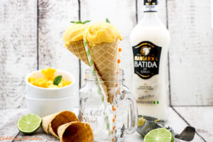 Urlaub pur bekommt ihr mit diesem selbstgemachtem (veganen) Kokos-Mango-Eis mit Schwips dank Batida de Coco. Das einfache Rezept ohne Eismaschine findet ihr bei Cook&Bake with Andrea. Perfekt für heiße Sommertage.