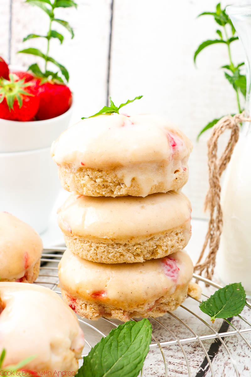 Im Sommer gehe ich nicht oft in die Küche und backe, aber wenn dann für ein fruchtig-frisches Gebäck wie diese Erdbeer-Donuts mit Frischkäse-Glasur aus dem Ofen. Das Rezept findet ihr auf dem Blog von Cook and Bake with Andrea.