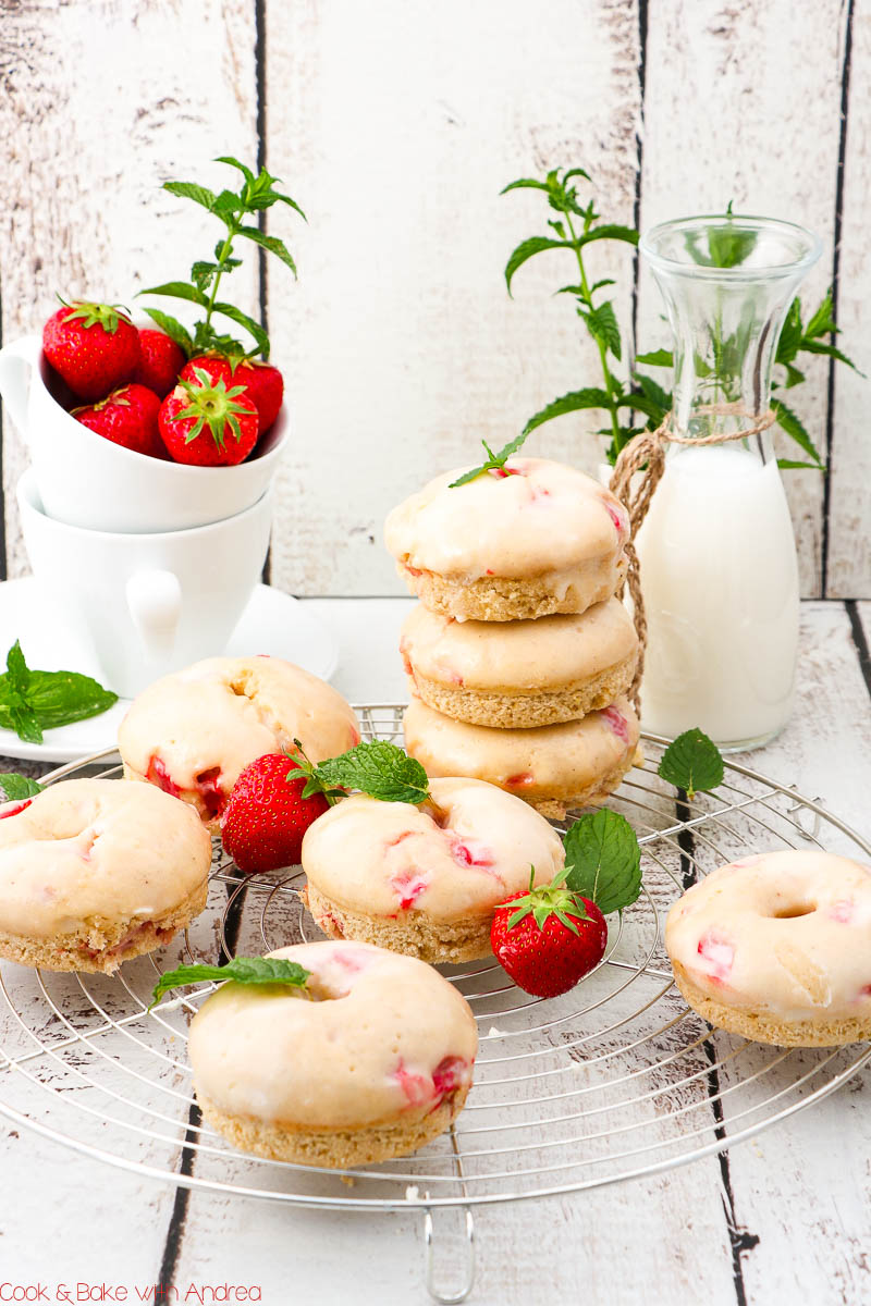 Im Sommer gehe ich nicht oft in die Küche und backe, aber wenn dann für ein fruchtig-frisches Gebäck wie diese Erdbeer-Donuts mit Frischkäse-Glasur aus dem Ofen. Das Rezept findet ihr auf dem Blog von Cook and Bake with Andrea.