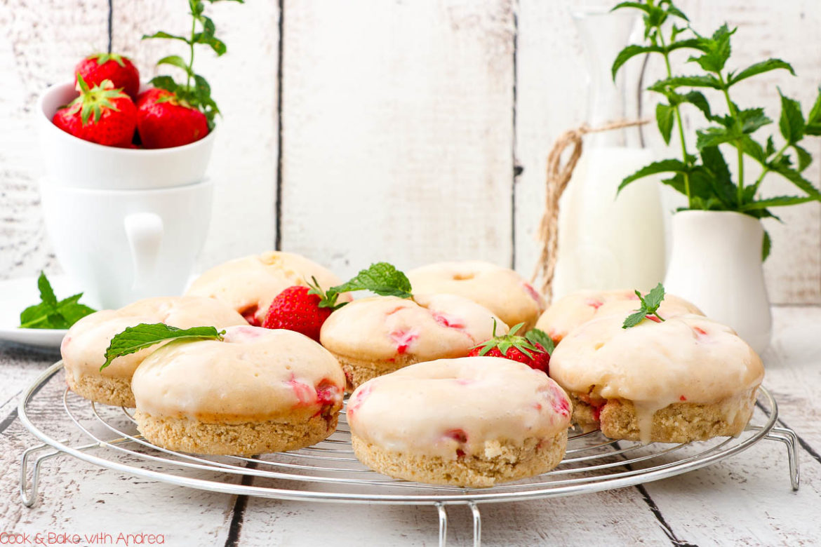 Im Sommer gehe ich nicht oft in die Küche und backe, aber wenn dann für ein fruchtig-frisches Gebäck wie diese Erdbeer-Donuts mit Frischkäse-Glasur aus dem Ofen. Das Rezept findet ihr auf dem Blog von Cook and Bake with Andrea.