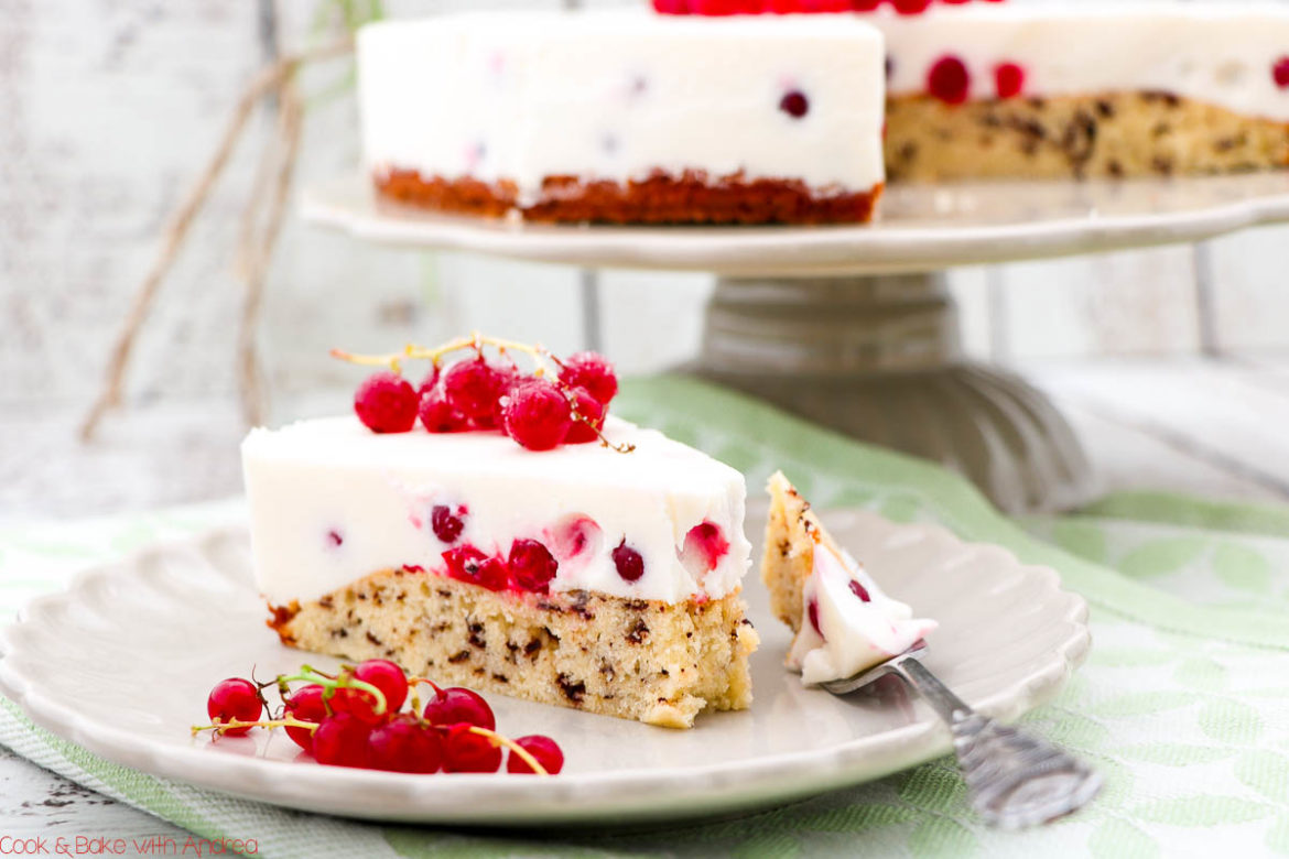Im Sommer gehe ich nicht oft in die Küche und backe, aber wenn dann für ein fruchtig-frisches Gebäck wie diese Johannisbeer-Joghrt-Torte mit Rührteig. Das Rezept findet ihr auf dem Blog von Cook and Bake with Andrea.