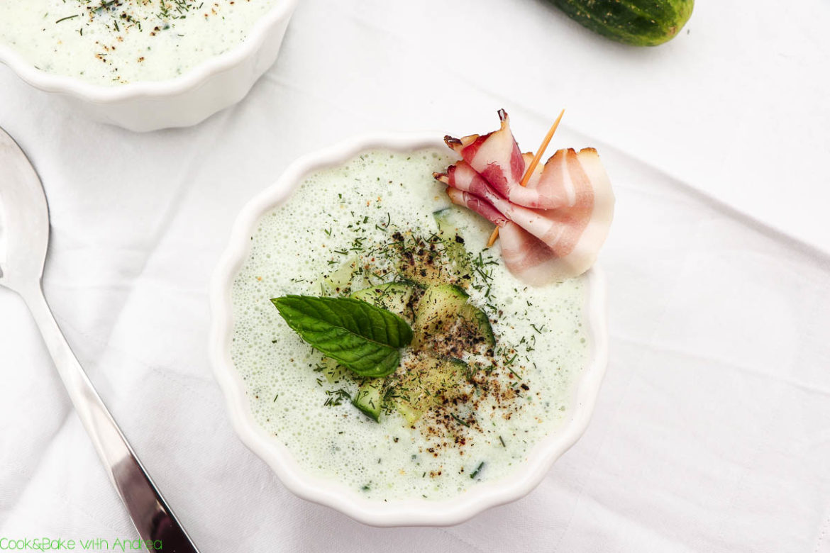 An heißen Sommertagen bleibt der Herd bei mir aus, denn diese kalte Gurkensuppe mit Dill und Minze braucht nur ein Küchengerät: den Mixer! Das blitzschnelle Rezept findet ihr auf dem Blog von Cook and Bake with Andrea.