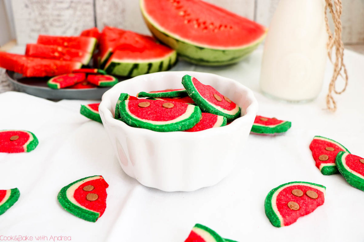 Egal ob für Kinder oder Erwachsene, diese kleinen Kekse in Wassermelonen-Optik kommen bei jedem gut an, das verspreche ich euch! Das Rezept für diese Wassermelonen-Cookies findet ihr auf dem Blog von Cook and Bake with Andrea.