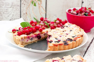 Diese fruchtige Beerentarte mit Frischkäse ist wie Sommer auf dem Teller! Das saisonale Rezept mit Mürbeteig findet ihr bei Cook and Bake with Andrea.